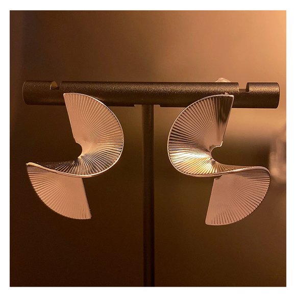 Gold and silver metal spiral fan-shaped earrings - Picture 6 of 12